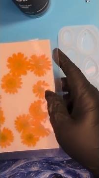 Making Pretty Resin Necklaces with Pressed Flowers #Crafts #Tutorial