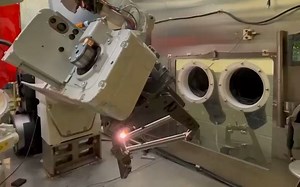 ABB机器人在氩气室中焊接Helix车架后叉部分-manufacturing