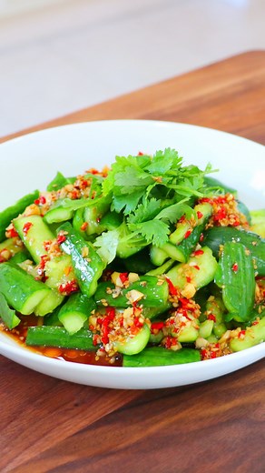 🥒 Smashed Cucumber Salad 🥒 #refreshing #smashedcucumbersalad #chineserecipe #cucumber #salad #chinesefood #yummy #cicili Please visit here for the written recipe 😋👉https://cicili.tv/chinese-smashed-cucumber-salad/ | CiCi Li