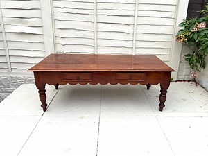 Table basse vintage en teck : bord festonné de style édouardien, deux tiroirs - Etsy France