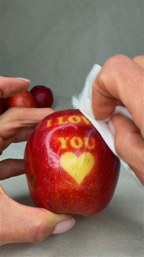 Easy food art Dye your apples This original video was produced by Network Media, LLC and Zore & Tomek | Home Hacks & Easy Snacks