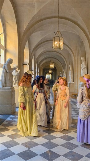 🇲🇫 Figures féminines 🎭 Ce samedi, à l’occasion de la Journée internationale des droits des femmes, 8 étudiantes en théâtre du Conservatoire à rayonnement régional de Versailles Grand Parc @crrversaillesgrandparc interpréteront des lettres et mémoires de plusieurs femmes ayant vécues ou ayant été de passage à Versailles. De Mme Du Barry en passant par Mme Elisabeth ou encore Mme de Polignac, découvrez un peu de l’histoire de ces femmes qui ont marqué leur passage au Château. La vidéo représent
