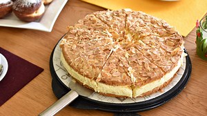 What Is A German Bee Sting Cake, And How Did It Get Its Name? - Daily Meal