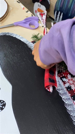 21K views · 305 reactions | Kristy has tied thousands upon thousands of snowmen bows over the years. They are hard to knot and get in place since we use the greenery to strengthen and stiffen up the bow. It’s another task she makes look really easy, but requires patience! #snowmen #doorhangers #frostythesnowman #christmas #bow #bowmaking | Yeager Snowmen & Crafts | Facebook