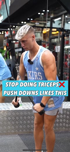 Use this step by step on how to do tricep pushdowns better✅👇1. Split stance for more stability 2. Bring your elbows to your obliques and pin them there🤏3. Drive your hands down to your pockets and squeeze the triceps✅4. Slowly come back up5. Do not let your elbows drag up and keep them pinned🔥BONUS TIP 6. Comment below “calories” for access to my free calorie calculator👇It’s so important to have your calories on point to get the results you want🤝 | Trojan Coaching