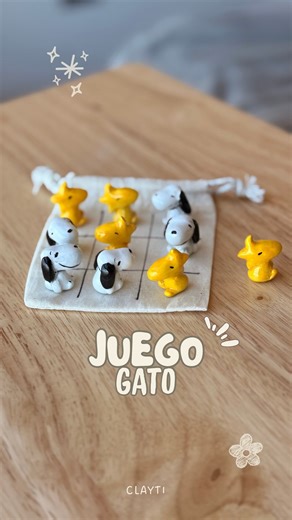 Clayti on Instagram: "Un clásico… pero en versión cute ✨ Este juego gato / tic tac toe en arcilla es perfecto para regalar, decorar tu espacio o llevar a todas partes. Ligero, colorido y único, cada set tiene su propia personalidad y puedes elegir temática, colores y piezas personalizadas 💛 Un detalle creativo para quienes aman los juegos pequeños, los objetos coleccionables y todo lo aesthetic 🎨 Ideal para picnics, escritorio, tardes con amigos o para sorprender con un regalo original. #Juego