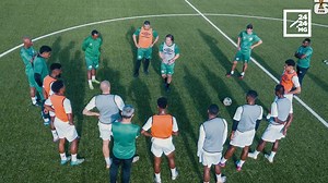 FOOTBALL – Centrafrique-Madagascar, les Barea en quête de revanche L’heure de vérité approche pour les Barea. Ce mercredi 19 mars, Madagascar affronte les Fauves de la Centrafrique lors de la cinquième journée de la campagne de qualification pour le Mondial 2026. La mission est claire : prendre leur revanche. Lors des précédentes confrontations, les Barea ont subi des revers douloureux : une lourde défaite 0-3 à Mahamasina et un autre revers 2-0 à l’extérieur. Corentin Martins, qui dirigera pour