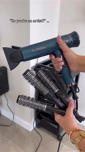 Head Jog on Instagram: "Just an artist and her tools ⚡️ @megscurls.andco creating blowdry magic with the Futaria dryer and Head Jog 13 brushes. #headjog #futaria #blowdry #hair #hairdresser"