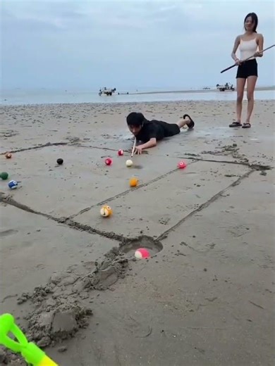 HOW TO PLAY POOL ON THE BEACH🗿