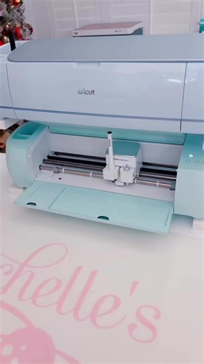 Need a banner for NYE? This project can be made with any Cricut machine, no printer needed! | Michelle's Party Plan-It by Michelle Stewart