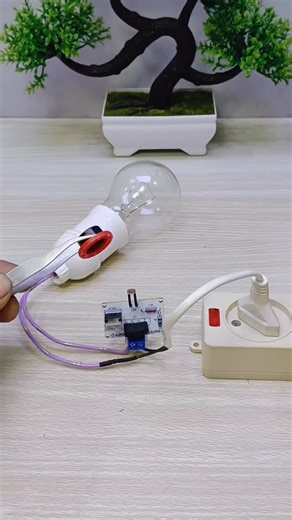 พ่อบ้านงานช่าง - Electronics” on Instagram: "“ระบบเปิด–ปิดไฟอัตโนมัติด้วย LDR! หลักการง่าย ๆ คือ ใช้ตัวตรวจจับแสงหรือ LDR ตรวจวัดความสว่างรอบข้าง ถ้าแสงน้อยลงตอนกลางคืน วงจรจะสั่งให้รีเลย์ทำงาน เปิดไฟโดยอัตโนมัติ พอเช้าแสงมากขึ้น LDR จะลดค่าความต้านทาน วงจรจะสั่งปิดไฟทันที ช่วยประหยัดไฟ ไม่ต้องเปิด–ปิดเองทุกวัน!” #electronics #diy #อิเล็กทรอนิกส์ #ซ่อมtv #ซ่อมเพาเวอร์แอมป์ #เปิดการมองเห็นครีเอเตอร์มือใหม่"