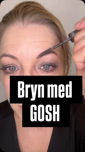 Gosh Copenhagen Brow Lift Lamination Gel 149,95 Findes i 3 farver. Transperant, Grey Brown og Dark Brown. Jeg bruger her Dark Brown. Brow Lift Lamination Gel – Et produkt, der tager dine ustyrlige brynhår, udglatter dem og rejser dem op i den helt rigtige retning. Brow Lift Lamination Gel løfter og definerer dine bryn på få minutter, skjuler små huller og gør, at brynene synes meget større. Alt i alt et must-have i din makeup pung! Perfekt alternativ til professionel Brow Lift behandling Giver e