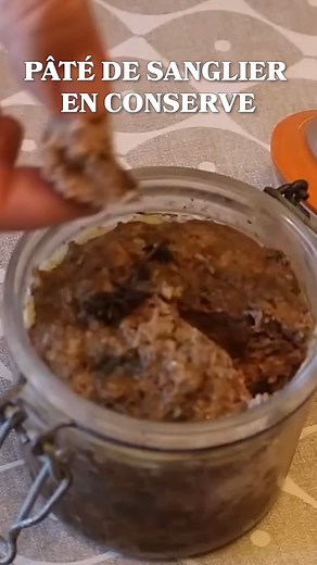 Un bon pâté de sanglier en conserve à savourer 😋 Ingrédients : 2 kg de sanglier (ici dans le cuisseau) 1,5 kg de gorge de porc 1kg de foie de porc 500 gr de poitrine de porc fraiche 3 oeufs 2 oignons 2 échalotes 15 gr de cèpes secs 3 cuillères à soupe de farine 5 cuillères à soupe de Cognac ou Armagnac 6 gousses d'ail 1 bouquet de persil 15 baies de genièvre 2 cuillères à café de 4 épices 65 gr sel fin 10 gr de poivre Temps de préparation : 20 min Temps de stérilisation : 3h à 100°C | La Cuisin