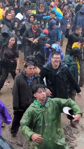 Happy people dancing under the rain 🕺🏻💃🏻🌧️