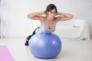 Tres intensos ejercicios para el core que puedes hacer con un fitball