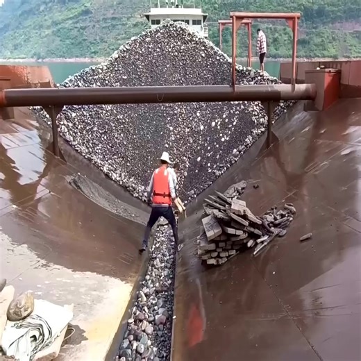 Barge unloading 3500 tons of cobblestone-my day job on the barge | USA Machines Channel