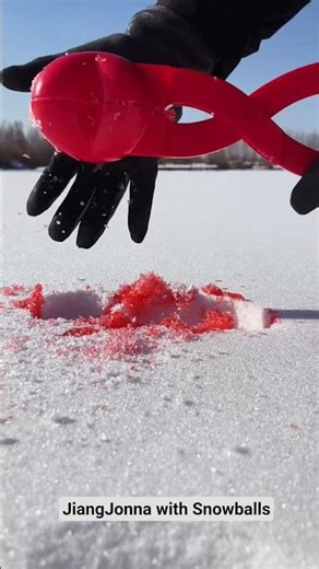 The heart-shaped snowball was successfully clipped on the first try!#Snow #Snowball #Creator