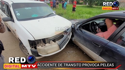 ACCIDENTE DE TRANSITO Y P3L3A EN LA CALLE Un accidente de tránsito se registró en la Av. Montecristo, 9no anillo, donde un vehículo que circulaba en contra ruta chocó de frente con otro. El conductor del vehículo afectado resultó mal herido y fue trasladado a un hospital en ambulancia. Según testigos, una mujer que se encontraba en el vehículo que iba en contra ruta le quitó las llaves al conductor herido y le exigió que arreglaran el asunto. La esposa del conductor herido llegó al lugar y se pr