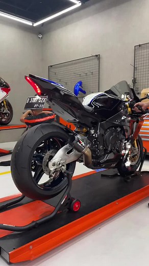 Yamaha YZF R1M 2021 with Austin Racing GP1R Titanium Full System