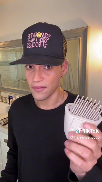MY NEW FAVORITE ATTACHMENT! Meet the #SharkFlexStyle Wide-Tooth Comb. A hair styling & drying attachment that’s perfect for coily & curly hair types. LINK IN BIO FOR MORE @SharkBeauty #ForAllHairKind #SponsoredBySharkBeauty