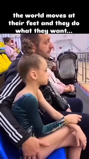 Hidden Conspiracy on Instagram: "日本利用压电瓷砖将脚步转化为电能。这些瓷砖捕捉来自你脚步的动能。当你行走时，你的重量和动作会对瓷砖产生压力。瓷砖会轻微弯曲，从而产生机械应力。瓷砖内部的压电材料将这种应力转化为电能。每一步都会产生少量电荷，而数百万步结合在一起就能产生足够的电力来驱动 LED 灯、数字显示屏和传感器。在像涩谷车站这样繁忙的地方，每天大约有 240 万个脚步为这一系统作出贡献。这些电能可以被储存或立即使用，从而减少对传统电力来源的依赖，并支持可持续的城市基础设施。这种方法将日常运动转化为实用的可再生能源 #日本 #知识 #事实 #你知道吗 #推荐 #科技 #创新 #历史 #技术 #实验 #热门 日本利用压电瓷砖将脚步转化为电能。这些瓷砖捕捉来自你脚步的动能。当你行走时，你的重量和动作会对瓷砖产生压力。瓷砖会轻微弯曲，从而产生机械应力。瓷砖内部的压电材料将这种应力转化为电能。每一步都会产生少量电荷，而数百万步结合在一起就能产生足够的电力来驱动 LED 灯、数字显示屏和传感器。在像涩谷车站这样繁忙的地方，每天大约有 240 万个脚步为这一系统作