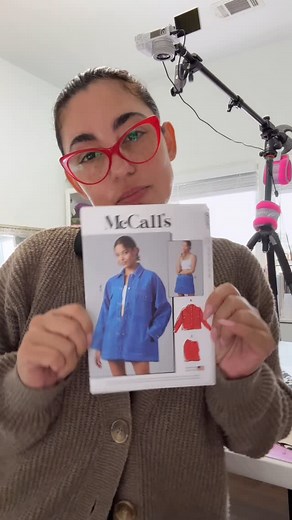 Mimi G on Instagram: "Ok it’s taken me two weeks to cut and sew this pattern 藍 I would normally do this in a day but when I lost my sewjo everything came to a stop! I’m back from my trip and feel like sewing  Yay me!!! Let’s get it done!"