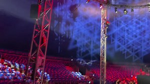 Durch den Sattelgang in die Arena des Great Christmas Circus Frankfurt. #circuscarlbusch #wille #chapiteau #greatcristmascircus #frankfurt #greatcristmas #weihnachtscircus #circus #carlbusch #zirkus #clowns #artisten #tiere #cirque #circo #top #meinecircuswelt #backstage #tür #sattelgang #künstlereingang #door | Meine Circus Welt