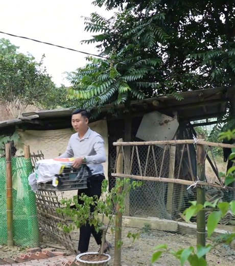 880 A meaningful gift from CEO Tuan_ Book pages open up the future for single mother and baby Na | Hard lifeshow