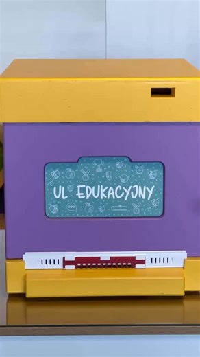 🐝 Dadant Educational Hive - learning through experience! Product created to inspire curiosity and hands-on learning! Inside you’ll find: 🍯 8 knowledge-filled frames – all about bees, honey, and other bee products, 📸 4 double-sided photo frames – showing fascinating close-up images of bees and life inside the hive. It’s the perfect educational tool for: 👩‍🏫 teachers and educators, 👨‍🌾 beekeepers running workshops, 👧👦 and anyone who wants to share the wonder of bees and nature! With this 