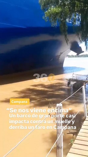 #Campana #ahora 🚨Un barco de gran porte casi impacta contra un muelle, pero solo derribo un faro Un episodio de gran tensión se registró hace instantes en el tradicional Muelle del Negro Flores, en la ciudad de Campana, cerca del Campana Boat Club, cuando un barco de gran porte pasó peligrosamente cerca de la estructura y terminó derribando un faro ubicado a pocos metros del muelle. Todo fue registrado por un grupo de pescadores que se encontraba en el lugar. En el video, que rápidamente comenz