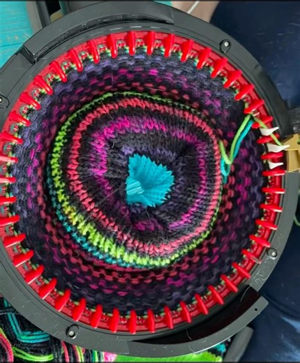 Sit and Spin Blanket -part 1 #knittingmachine #circularknitting #yarntube #circularknittingmachine