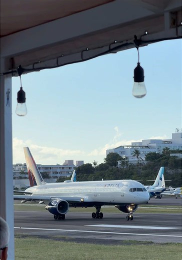 B757 takes up all the runway