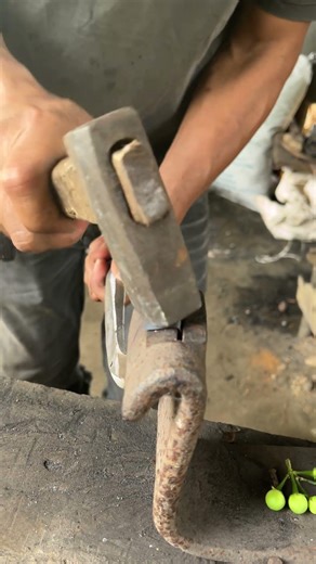 the process of making hooks on rubber harvesting tools #blacksmith