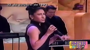 Selena y Los Dinos - La Llamada Letra: ¿Bueno? (Soy yo mi amor) (Antes que me cuelgues) (No más, déjame explicar que) No me vuelvas a llamar Tratando de explicar Que lo que vi no era cierto Vergüenza debes tener Si me quieres convencer Que eres fiel y eres sincero Oh, te vi con ella y no puedes negar Que eran tus labios los que la besaban, canalla No te sirvió de nada, el disimular Que solo, charlaban, no mientas más Si me vuelves a llamar Yo te vuelvo a colgar Ya me cansé de escuchar Excusas y 