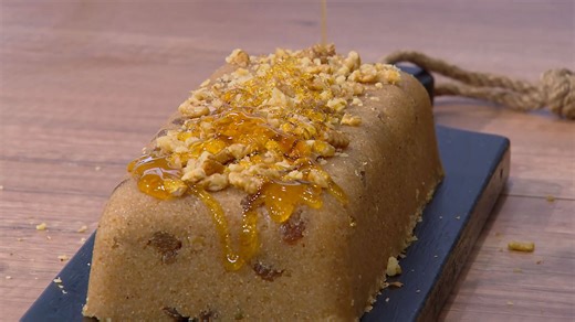 Σιμιγδαλένιος χαλβάς με μέλι Λευκάδας