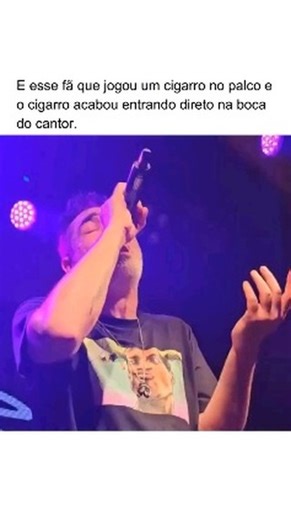 Incrivelmentecerto | Arquivos Raros & Curiosidades Históricas🎥 on Instagram: "Sagopa Kajmer é um dos nomes mais influentes do rap turco. Com mais de duas décadas de carreira, ele é conhecido por suas letras filosóficas, existencialistas e repletas de simbolismos. Ao longo dos anos, construiu uma base de fãs extremamente fiel, e alguns de seus versos acabaram criando rituais únicos nos shows. Em uma de suas músicas, há uma linha marcante: “Cigaram’a kibrit” — que significa “acenda meu cigarro”. 