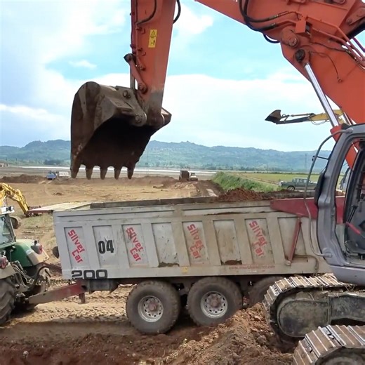 Heavy machinery in action! 🔥🚜💨 | Big Machines