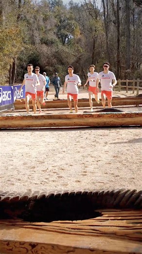 👣 Premiers pas sur le parcours 🌿 Obstacles, relances, passages techniques… les athlètes de l’équipe de France ont pris leurs marques sur le parcours des Championnats du monde de cross-country à Tallahassee. 🐍 Et parce que le cross réserve toujours des surprises, la reconnaissance a même été marquée par une rencontre inattendue… 🔥 Place désormais au grand rendez-vous ! 💻 Les #WorldCrossCountry seront à suivre en DIRECT sur @eurovisionsport (toutes les courses jusqu’aux seniors femmes), puis 