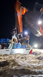 1.7M views · 10K reactions | Very tense..!!! The evacuation process of a mini truck carrying oil mining trapped in a major flood at night with two Doosan mining excavators.. #Very #tenses #evacuation #process #minitruck #mining #trapped #flood #flood #rainydays #rain #excavator #Dangerous #adventure #advice #doosan #trendingreels #fb | Nopelindo Karnopa Railis | Facebook