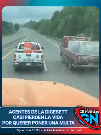 La Dirección General de Seguridad de Tránsito y Transporte Terrestre (DIGESETT) informa a la ciudadanía que fue detenido un conductor de vehículo pesado que, en franca violación a la Ordenanza 14-2021, de la Alcaldía del Distrito Nacional, transitaba de forma irregular por la Zona de Acceso Restringido (ZAR) donde está prohibido la circulación de vehículos de cargas. El hecho ocurrió cuando, agentes de la DIGESETT intentaron detener el camión, sin embargo, el conductor hizo caso omiso a la orden