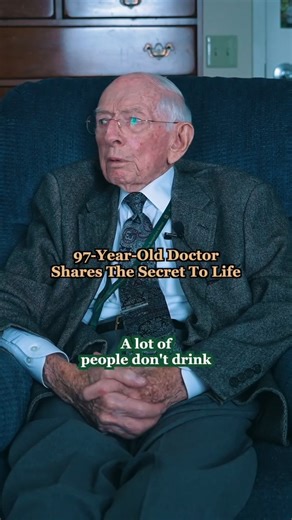 One of the favorite stories of the year... Presbyterian SeniorCare Network beloved residents, a 97 year old doctor, shares some of his best simple advice for a long healthy life... DRINK YOUR WATER💦 🎥: Dash Media | Senior Living Stories