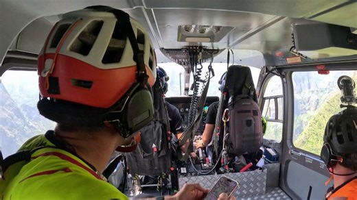 "L'hélicoptère permet de faire un secours quasiment sur toute l'île", immersion au cœur du PGHM de La Réunion