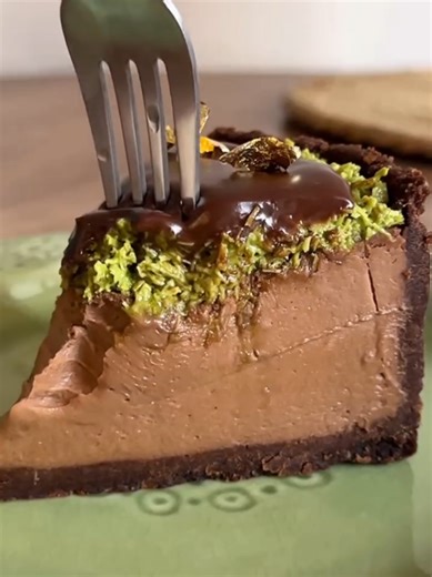 дубайский чизкейк💸 сохранил рецепт? поставь♥️ никогда ничего не пекли? не бойтесь, по моему подробному рецепту все получится! 👉🏼для основы: 350 гр печенья топленое молоко какао 2 ст ложки с горкой масло сливочное 30 гр молоко теплое 100 мл 👉🏼для чиза: сыр творожный 500 гр молочный шоколад 310 гр 2 яйца сливки 20% 100 мл 👉🏼для хрустящего слоя: тесто катаифи 100 гр фисташковая паста 100 гр сливочное масло 20 гр молочный шоколад 70 гр сливки 20% 30 мл для чизкейка сыр соедините с яйцами и сл