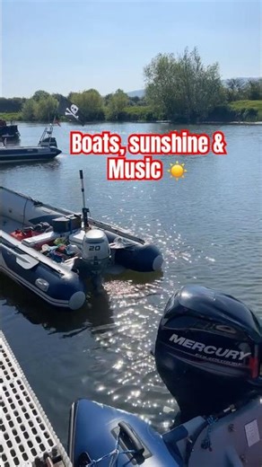 Relaxing boating adventures in the sunshine, calm waters, blue skies, & perfect days afloat.