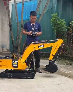 1.8M views · 25K reactions | This lad went all in on building this incredible RC bucket excavator! ⚙ | UNILAD Tech | Facebook