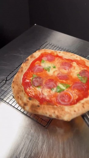 Mein 24h Sauerteig-Pizza Rezept 🍕 ——— Zutaten Sauerteig-Vorteig (für über Nacht): -10 g aktiver Starter -300 ml lauwarmes Wasser -300 g Weizenmehl ——— Hauptteig: -Sauerteig-Vorteig -350 ml lauwarmes Wasser -700 g Weizenmehl -28 g Salz ——— Zubereitung 1️⃣ Zuerst setzen wir den Sauerteig an. Den Starter vollständig im lauwarmen Wasser auflösen und anschließend mit dem Mehl verrühren, bis keine Klümpchen mehr vorhanden sind. Abdecken und über Nacht an einem warmen Ort ruhen lassen. 2️⃣ Am nächsten