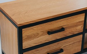 ¿Cómo restaurar un mueble de madera que se mojó?