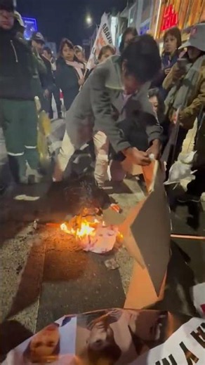 Queman propaganda de Keiko Fujimori en Huancayo durante protestas en su contra.