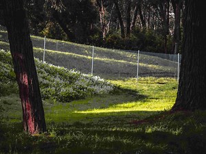 Pose de grillage rigide en terrain pentu - Conseils Districlos