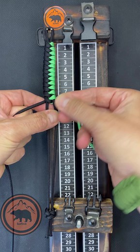 Two colors Fishtail slim #tutorial #paracord #bracelets #survivalgear #camping #mountains #hiking #wildout #naturelovers #survival #bushcraft #tactical #viral #handmadebracelet #outdoorgears